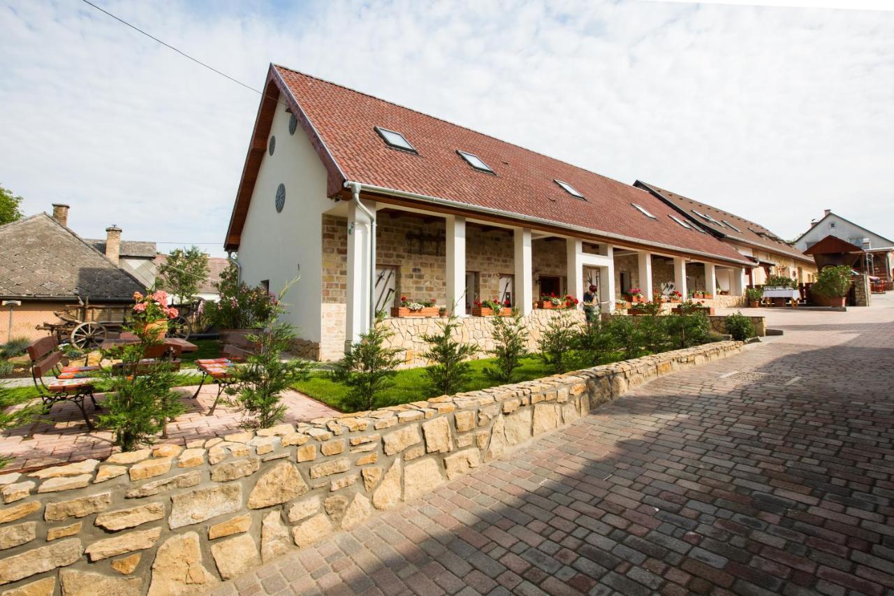 Bakony-Cinca Vendeghaz Hotel Szentgal Luaran gambar